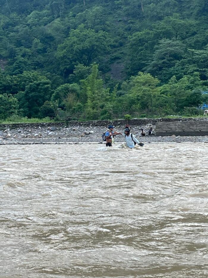 यमकेश्वर : स्कूल जाने के लिए उफनती नदी को पार करने को मजबूर है बच्चे