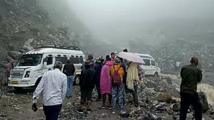 उत्तराखंड : पौडी और उत्तरकाशी में बादल फटने से भारी तबाही ,कई वाहन मलबे में दबे , अगले चार दिनों तक पूरे राज्य में भारी बारिश की चेतावनी