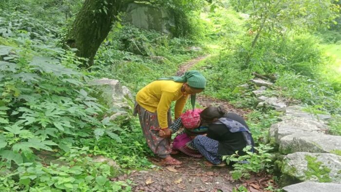 उत्तराखंड : चार गाड़ियां बदलने के बाद गर्भवती महिला रोती-बिलखती अस्पताल पहुंची