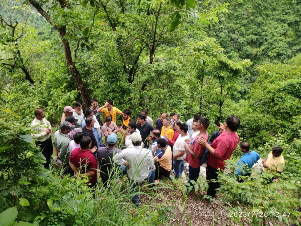 Water pipeline is being laid with the help of wood, questions about the quality of Kandi Yamuna Pumping Drinking Water Scheme! 