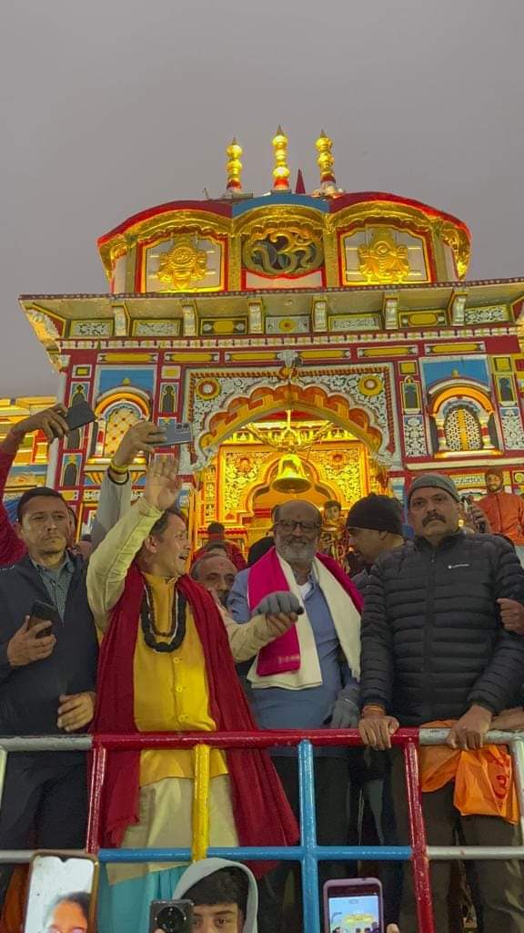 फिल्म अभिनेता रजनीकांत ने भगवान बद्री विशाल के दर्शन किए , शाम की आरती में भाग लिया
