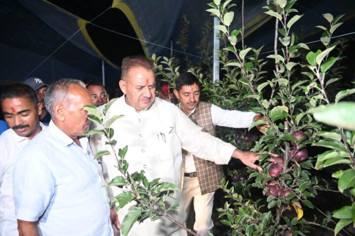 राजकीय उद्यान रामगढ़ पहुँचे कृषि मंत्री गणेश जोशी, किसानों से की मुलाकात