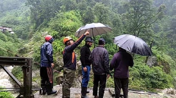 उत्तराखंड मौसम : गौरीकुंड में पहाड़ी से गिरी चट्टान, 13 लोग लापता , बचाव दल मौके पर
