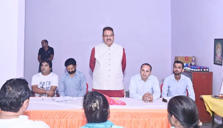 श्री देव सुमन नगर मंडल की बूथ समिति की बैठक में प्रतिभाग करते मंत्री गणेश जोशी।