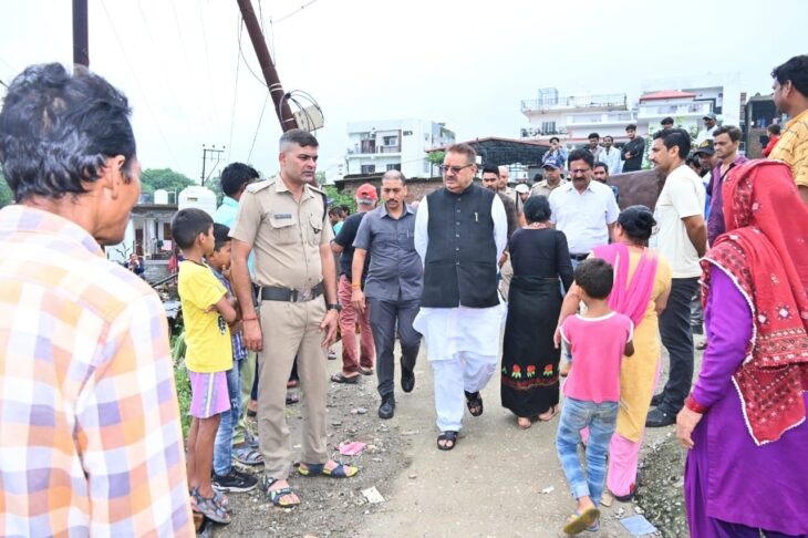 मंत्री गणेश जोशी ने चेतना बस्ती में बारिश से हुए नुकसान का मौके पर पहुंचकर किया स्थलीय निरीक्षण, प्रभावितों को बांटे चैक।