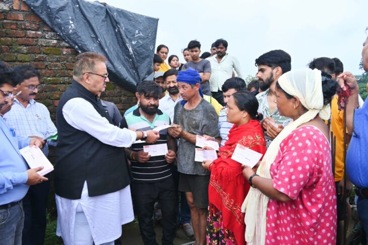 मंत्री गणेश जोशी ने चेतना बस्ती में बारिश से हुए नुकसान का मौके पर पहुंचकर किया स्थलीय निरीक्षण, प्रभावितों को बांटे चैक।