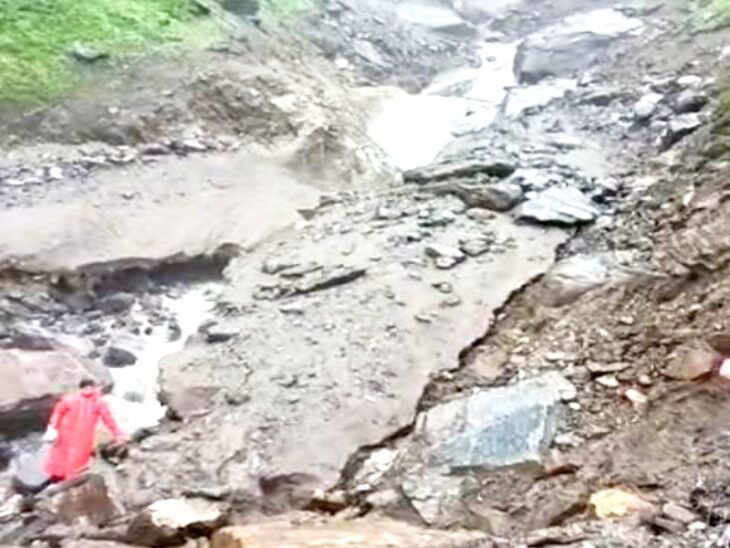 चारधाम यात्रा रुकी, भारी बारिश से केदारनाथ धाम में तबाही , नेपाली परिवार पर पत्थर गिरा , एक की मौत