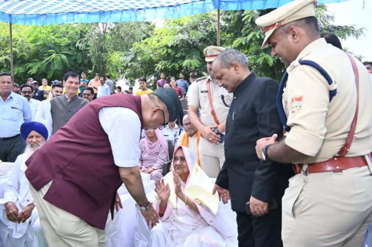 रुद्रपुर में स्वतंत्रता दिवस के अवसर पर ध्वाजारोहण करते मंत्री गणेश जोशी।