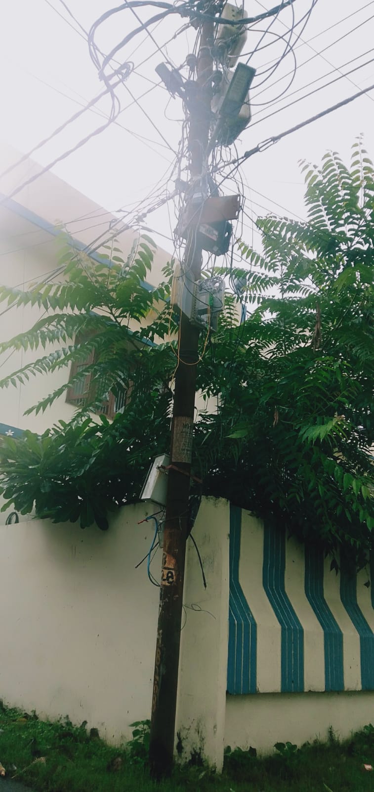 देहरादून : बिजली पोल गिरने की कगार पर, निगम नहीं दे रहा ध्यान