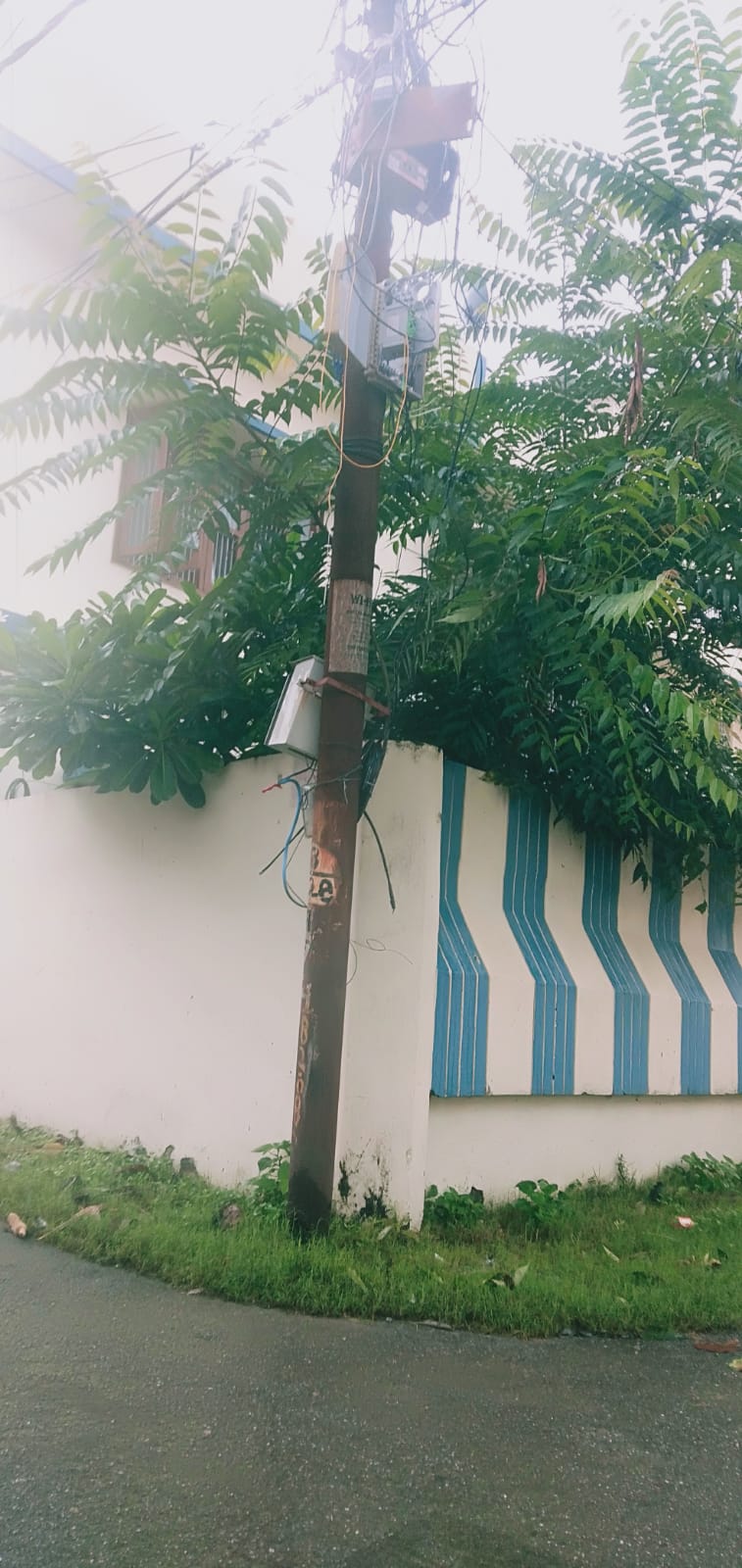 देहरादून : बिजली पोल गिरने की कगार पर, निगम नहीं दे रहा ध्यान