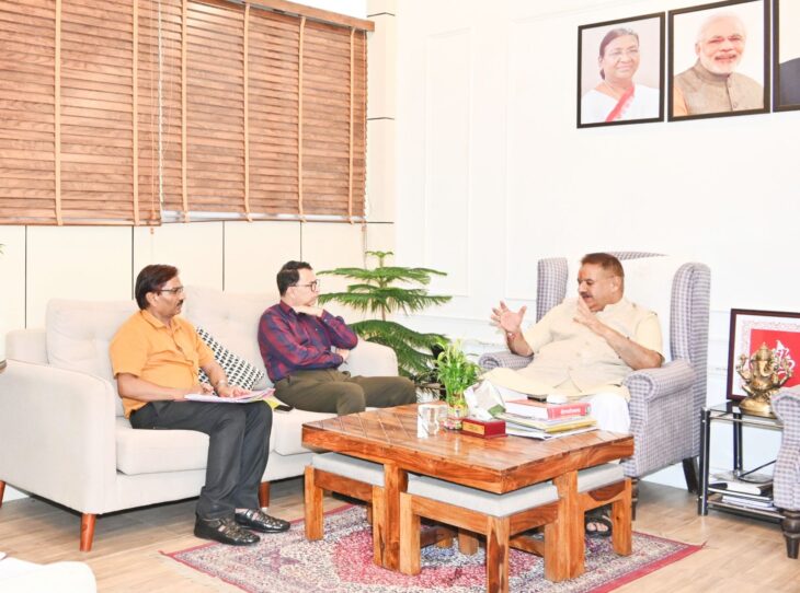 कृषि एवं उद्यान विभाग की समीक्षा करते कृषि मंत्री गणेश जोशी।