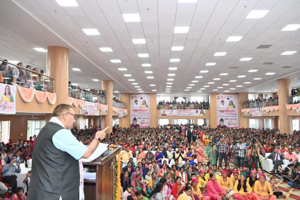 "Raksha Bandhan" celebrated with pomp in Mussoorie, more than 3000 sisters tied Raksha Sutra to Agriculture Minister Ganesh Joshi.