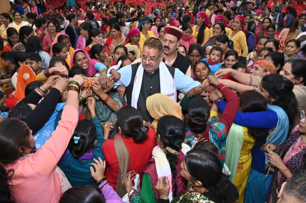 "Raksha Bandhan" celebrated with pomp in Mussoorie, more than 3000 sisters tied Raksha Sutra to Agriculture Minister Ganesh Joshi.
