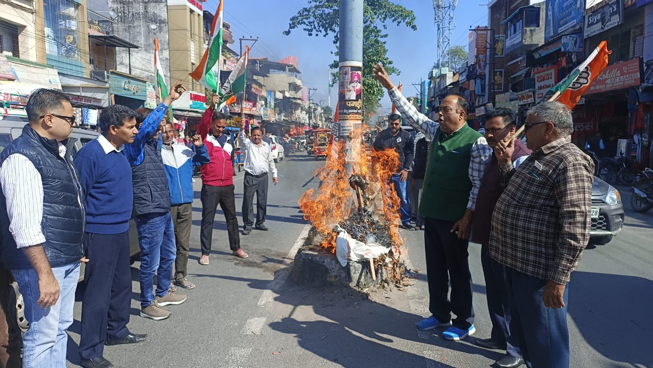 Congress protested against deteriorating law and order, burnt effigy of government