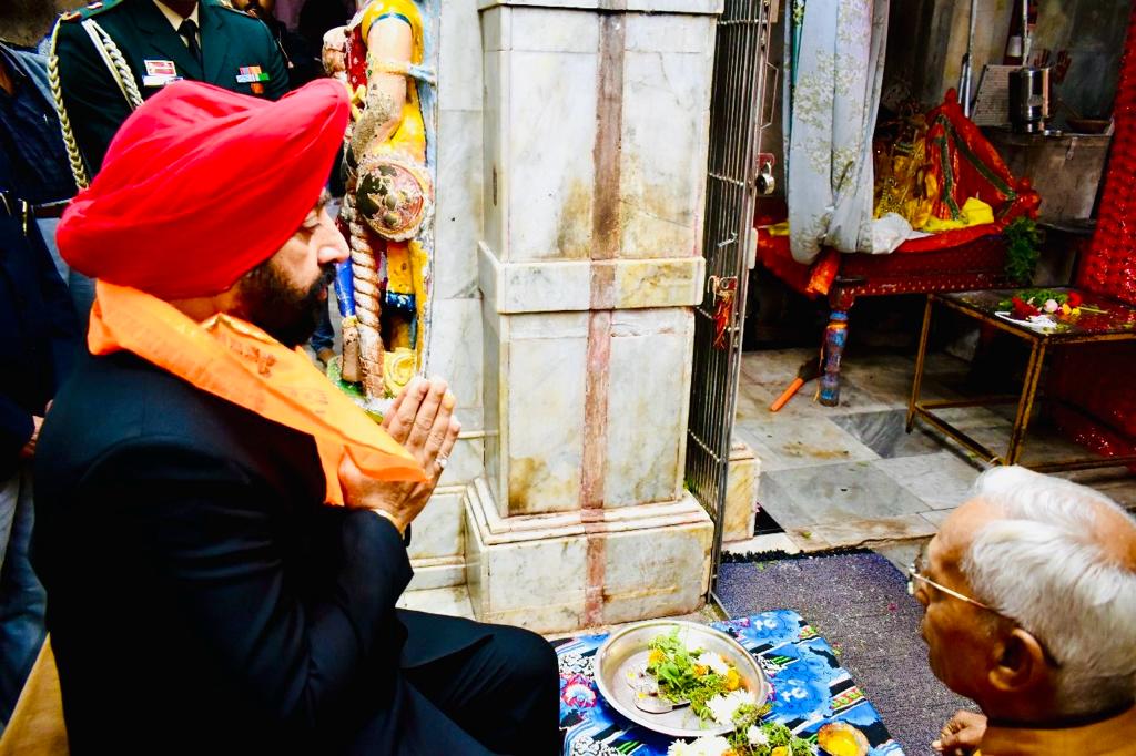 Governor offered prayers at Dwarkadhish temple