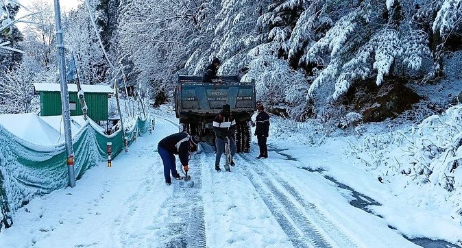 Reaching Auli becomes a challenge for tourists due to frost on the road
