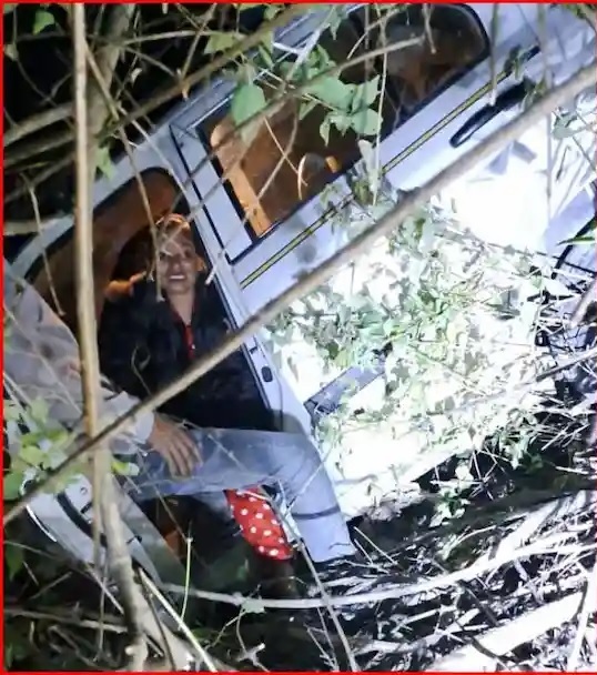 Uncontrolled car falls into ditch, husband and wife injured while visiting