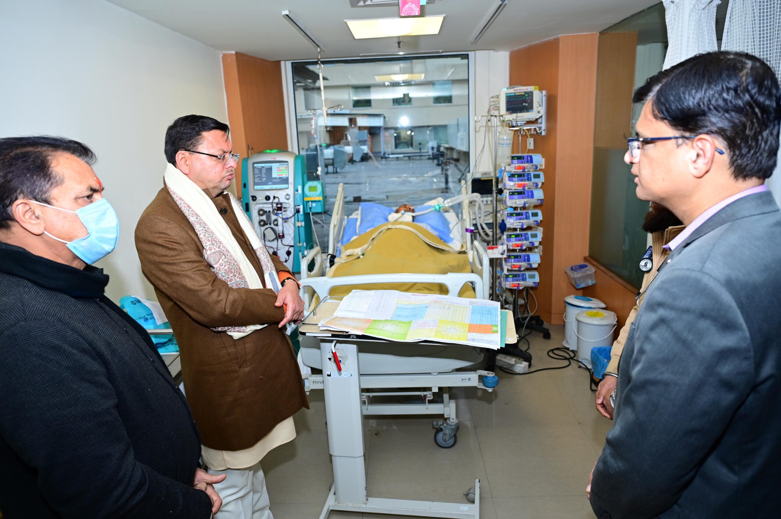 CM inquires about the well being of hospitalized minister Agarwal's brother