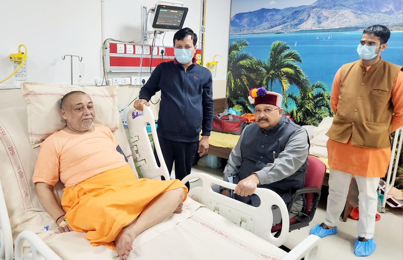 Maharaj reached AIIMS to inquire about the well-being of Shankaracharya Swami Raj Rajeshwar Ashram.