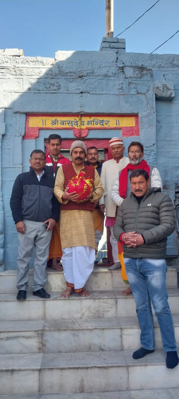 After offering puja from Oil-Kalash Narasimha temple at Joshimath, Yoga Badri left for Pandukeshwar.