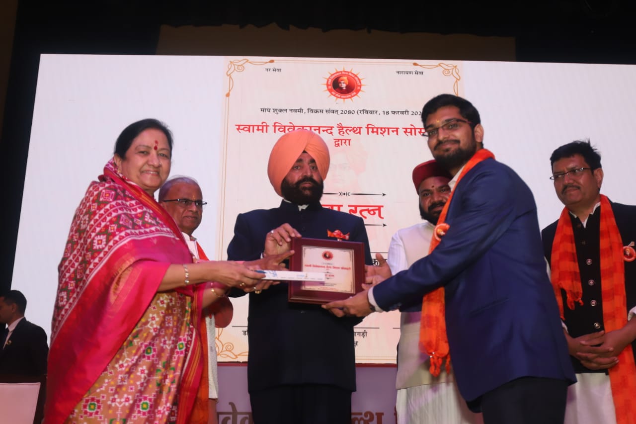 The Governor honored the doctors who worked with selfless service.