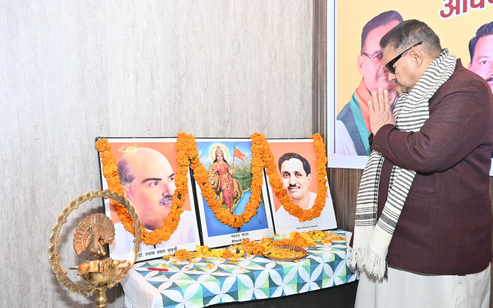 on his death anniversary by paying floral tributes.