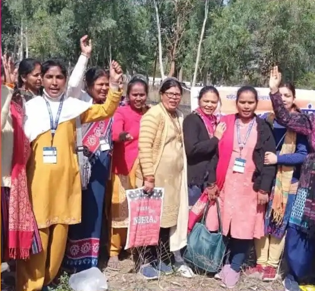 Anganwadi workers demonstrated at the collectorate