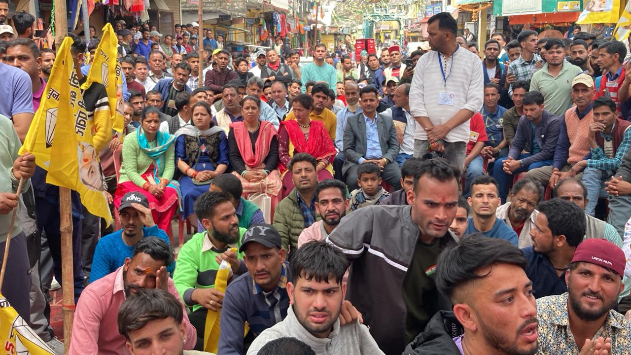 Hundreds of supporters of Bobby Panwar took out a public relations rally in Thatud Bazaar.