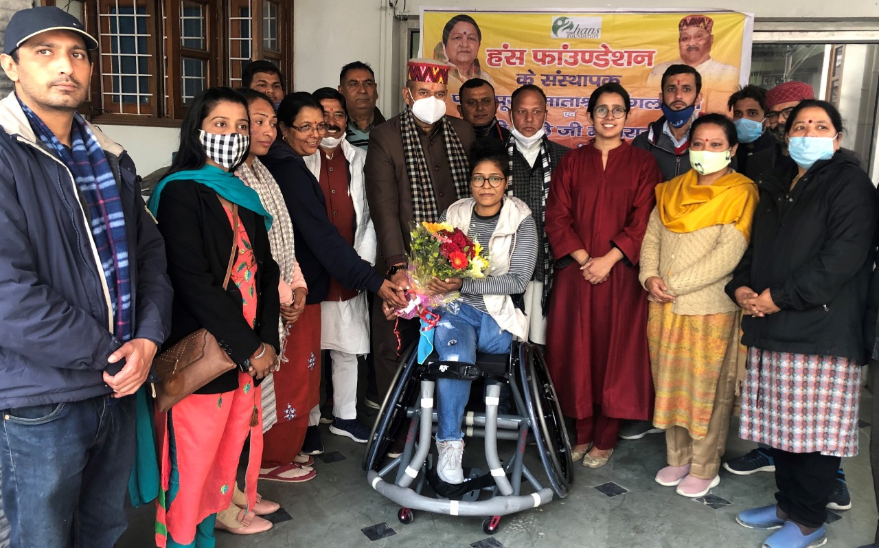 दिव्यांग बास्केटवाल खिलाड़ी साक्षी चौहान को स्पोर्ट्स व्हीलचेयर प्रदान करते मसूरी विधायक गणेश जोशी।