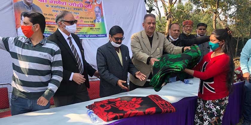 विधायक जोशी के जन्मदिवस पर कम्बल वितरित करते समाजसेवी डा एस फारुख एवं भाजपा नेता कैलाश पंत।