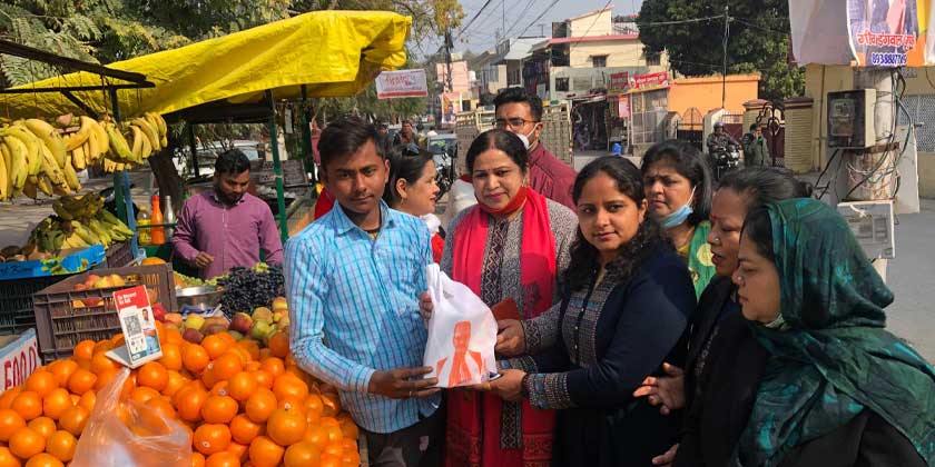विधायक जोशी के जन्मदिवस पर सेवा सप्ताह कार्यक्रम के तहत आयुष किट एवं जूस वितरित करते भाजपा महिला मोर्चा की