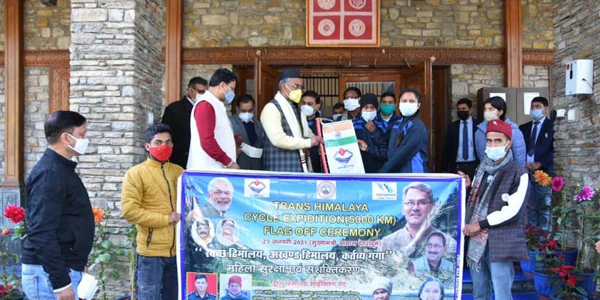 मुख्यमंत्री श्री रावत ने प्रथम महिला ट्रांस हिमालय साइकिलिंग अभियान के लिए राज्य का प्रतिनिधित्व करने वाली कुमारी श्रुति रावत से भेट की