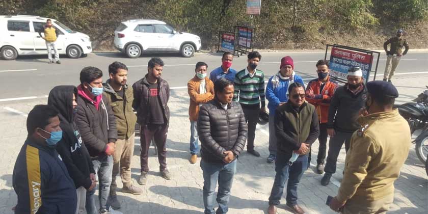 टिहरी पुलिस द्वारा बस टैक्सी चालकों व यूनियन सदस्यों को यातायात नियमों के सम्बन्ध में जागरूक किया