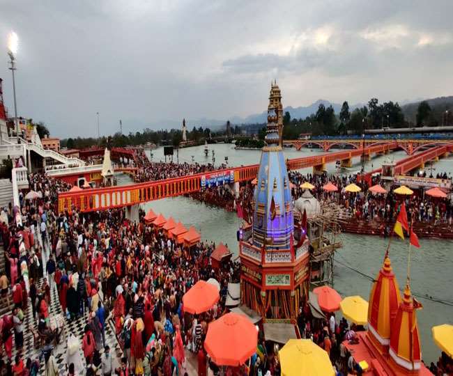 Haridwar Purnima Snan 2021: धर्मनगरी में उमड़ी श्रद्धालुओं की भीड़ माघ पूर्णिमा स्नान पर, सीमा पर हो रही Covid-19 जांच