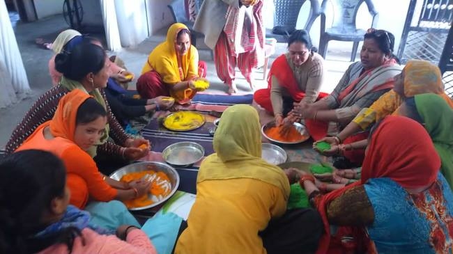 उत्तराखंड : प्रशिक्षण दिया महिलाओं को होली के रंग बनाने का