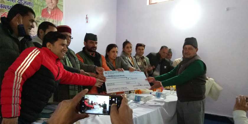 थत्यूड मे सुभाष रमोला ने दीन दयाल उपाध्याय सहकारिता किसान कल्याण योजना के अन्तर्गत ब्याज रहित ऋण के चेक वितरित किये