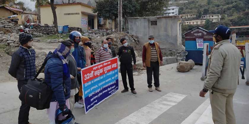 टिहरी पुलिस द्वारा सड़क सुरक्षा के व्यापक अभियान चलाकर बिना हेलमेट सीट बेल्ट का प्रयोग करने के सम्बन्ध में जागरूक किया