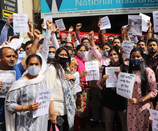 उत्‍तराखंड :देहरादून में बीमा कंपनियों के निजीकरण के खिलाफ हड़ताल