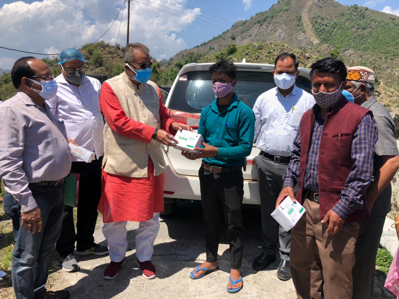 प्रभारी मंत्री गणेश जोशी ने दुर्गम ग्रामीण क्षेत्र सरोना स्थित राजकीय ऐलोपैथिक चिकित्सालय का किया निरीक्षण
