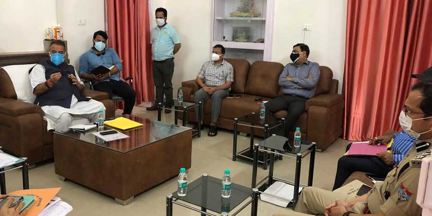 जिला स्तरीय अधिकारियों की बैठक लेते कोविड प्रभारी मंत्री गणेश जोशी।