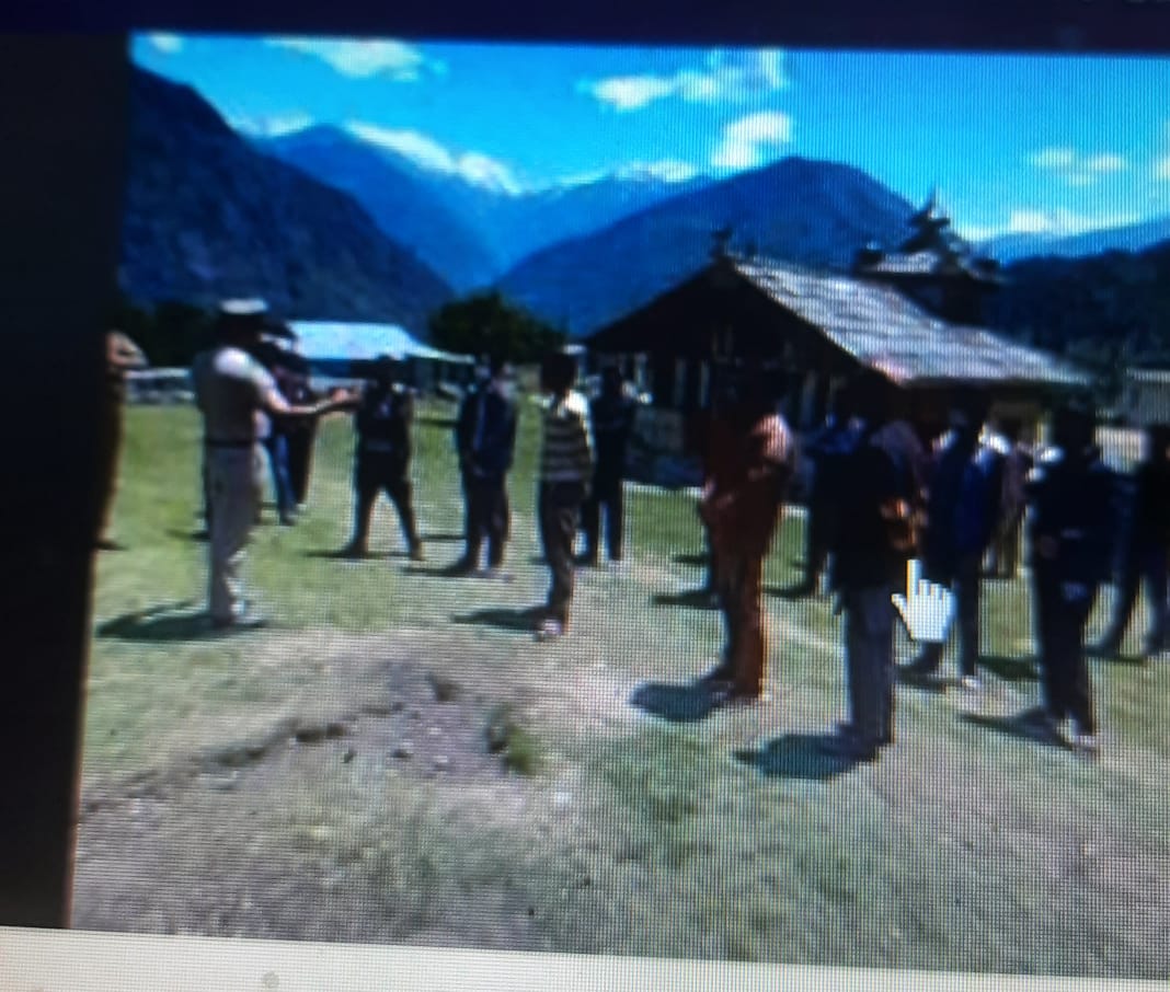 उत्तराखंड : मोरी पुलिस द्वारा गोद लिए गांव मे जाकर लोगो को कोरोना के प्रति किया गया जागरूक