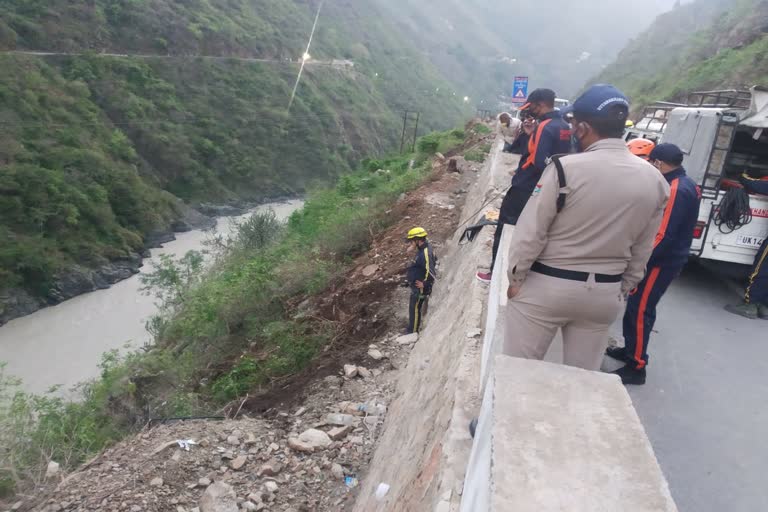 उत्तराखंड : ट्रक अनियंत्रित होकर अलकनंदा नदी में गिरा, तलाशी शुरू