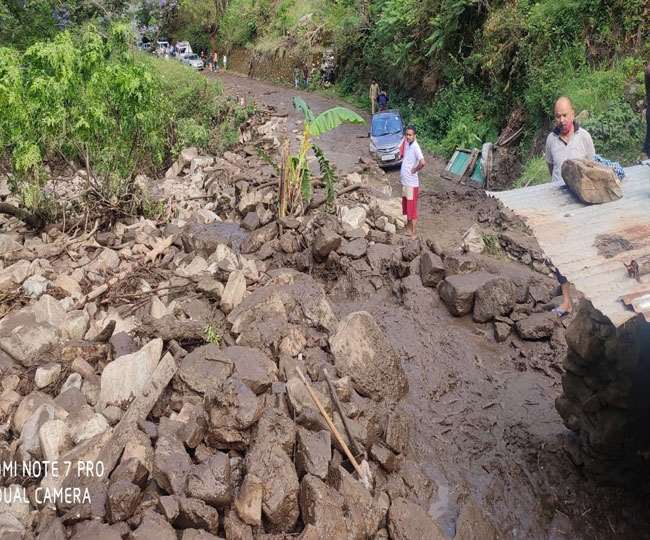 उत्तराखंड : पौड़ी जिले के बैंग्वाड़ी गांव के आमसेरा में फटा बादल, पौड़ी-श्रीनगर मोटर मार्ग बंद