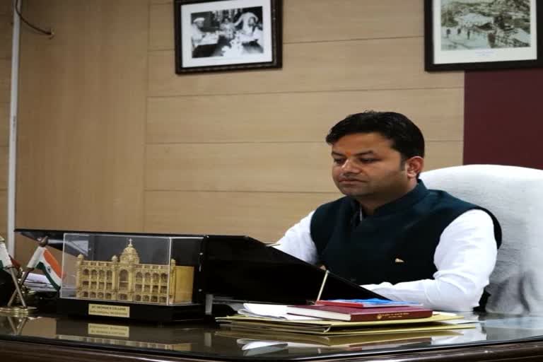 उत्तराखंड : मसूरी के लोग परेशान, कोरोना ऑनलाइन रजिस्ट्रेशन का नहीं मिल रहा लाभ