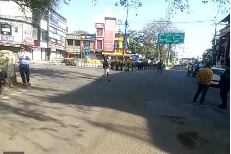 उत्तराखंड : कोरोना कर्फ्यू में पुलिस ने सख्ती दिखाई, कई लोगों का चालान किया