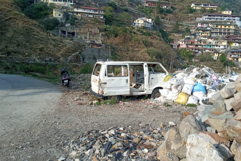 उत्तराखंड : सड़क किनारे खड़े खटारा वाहन मसूरी की वादियों पर 'दाग' की तरह हैं