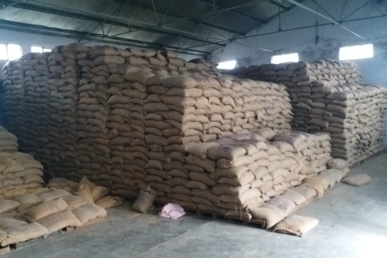 उत्तराखंड नैनीताल : गरीब परिवारों को राशन बांटा जा रहा है