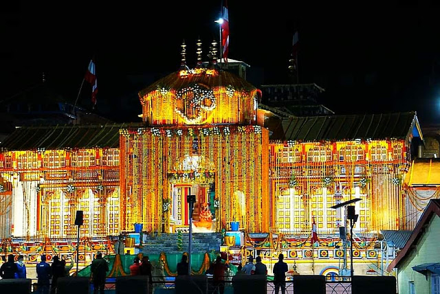उत्तराखंड बद्रीनाथ धाम : विधि विधान से ब्रह्म मुहूर्त में 4:15 बजे बद्रीनाथ धाम के कपाट खुल गए.