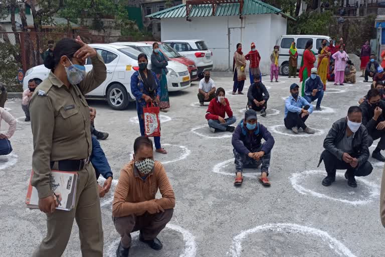 उत्तराखंड : मसूरी में भारतीय ईसाई परिषद उत्तराखंड की ओर से गरीब और जरूरतमंद लोगों को 100 से अधिक राशन किट बांटी गईं ।