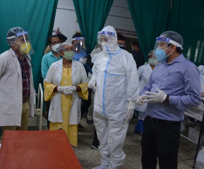उत्तराखंड : बागेश्वर में पीपीई किट पहनकर कोविड वार्ड में मरीजों से मिले सीएमए, कहा- उत्तराखंड जल्द होगा संक्रमण मुक्त